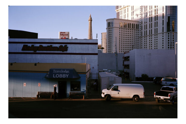 Travelodge, Las Vegas BLVD, Las Vegas, Nevada, 2008 pastime paradise all american favorites usa america amerika uncommon places common places art kunst photography fotografie photographie fineart photography fineart newtopographics beyond places vanishing places contemporary art americanprospects american views picturing america urban stills approaching nowhere cityscape roadside america american surfaces places münster muenster christian gieraths thomas ruff düsseldorf Fotoschule interieur downtown artwork Galerie gallery