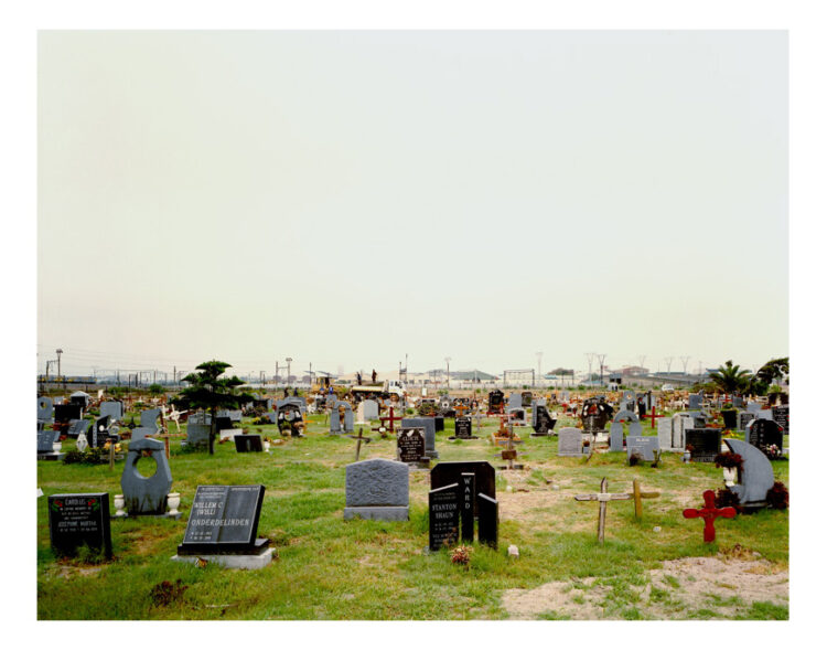 Friedhof, Kapstadt, 2004 Kapstadt Cape town south africa uncommon places common places art kunst photography fotografie photographie fineart photography fineart newtopographics beyond places vanishing places contemporary art americanprospects american views picturing america urban stills approaching nowhere cityscape roadside america american surfaces places münster muenster christian gieraths thomas ruff düsseldorf Fotoschule interieur downtown artwork Galerie gallery