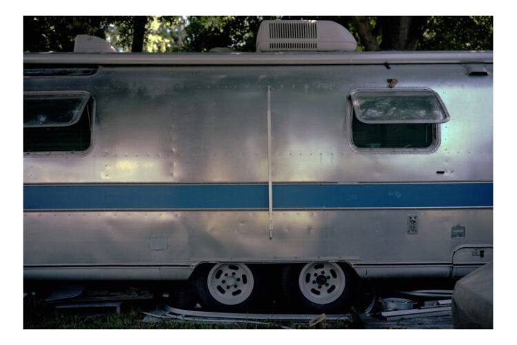 Airstream, Indian River Avenue, Titusville, FL 2016 pastime paradise all american favorites usa america amerika uncommon places common places art kunst photography fotografie photographie fineart photography fineart newtopographics beyond places vanishing places contemporary art americanprospects american views picturing america urban stills approaching nowhere cityscape roadside america american surfaces places münster muenster christian gieraths thomas ruff düsseldorf Fotoschule interieur downtown artwork Galerie gallery