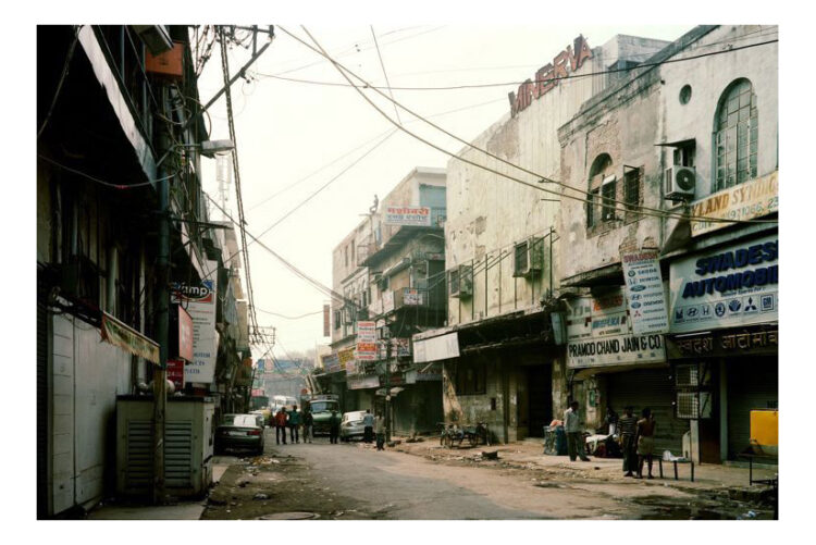 Lothian Road, Old Delhi, 2010 Old Delhi delhi indien india Kalkutta Calcutta Mumbai Bombay Salaam Beutiful hell che guevara uncommon places common places art kunst photography fotografie photographie fineart photography fineart newtopographics beyond places vanishing places contemporary art americanprospects american views picturing america urban stills approaching nowhere cityscape roadside america american surfaces places münster muenster christian gieraths thomas ruff düsseldorf Fotoschule interieur downtown artwork Galerie gallery