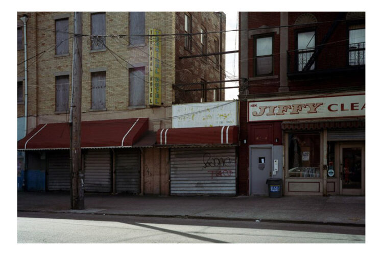 Mermaid Avenue, New York 2011 pastime paradise all american favorites usa america amerika uncommon places common places art kunst photography fotografie photographie fineart photography fineart newtopographics beyond places vanishing places contemporary art americanprospects american views picturing america urban stills approaching nowhere cityscape roadside america american surfaces places münster muenster christian gieraths thomas ruff düsseldorf Fotoschule interieur downtown artwork Galerie gallery