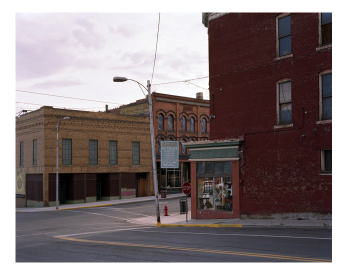 Wyoming Street, Butte, Montana, 2008 pastime paradise all american favorites usa america amerika uncommon places common places art kunst photography fotografie photographie fineart photography fineart newtopographics beyond places vanishing places contemporary art americanprospects american views picturing america urban stills approaching nowhere cityscape roadside america american surfaces places münster muenster christian gieraths thomas ruff düsseldorf Fotoschule interieur downtown artwork Galerie gallery
