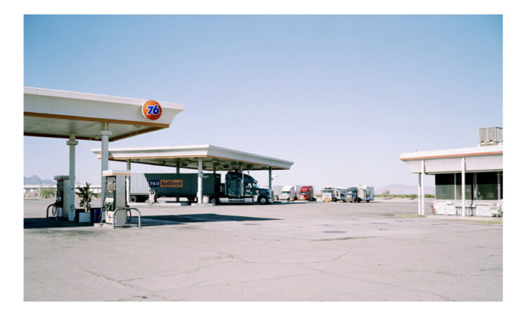 Union 76/ Gas Station, Interstate 10, CA, 2006 California Kalifornien pastime paradise all american favorites usa america amerika uncommon places common places art kunst photography fotografie photographie fineart photography fineart newtopographics beyond places vanishing places contemporary art americanprospects american views picturing america urban stills approaching nowhere cityscape roadside america american surfaces places münster muenster christian gieraths thomas ruff düsseldorf Fotoschule interieur downtown artwork Galerie gallery